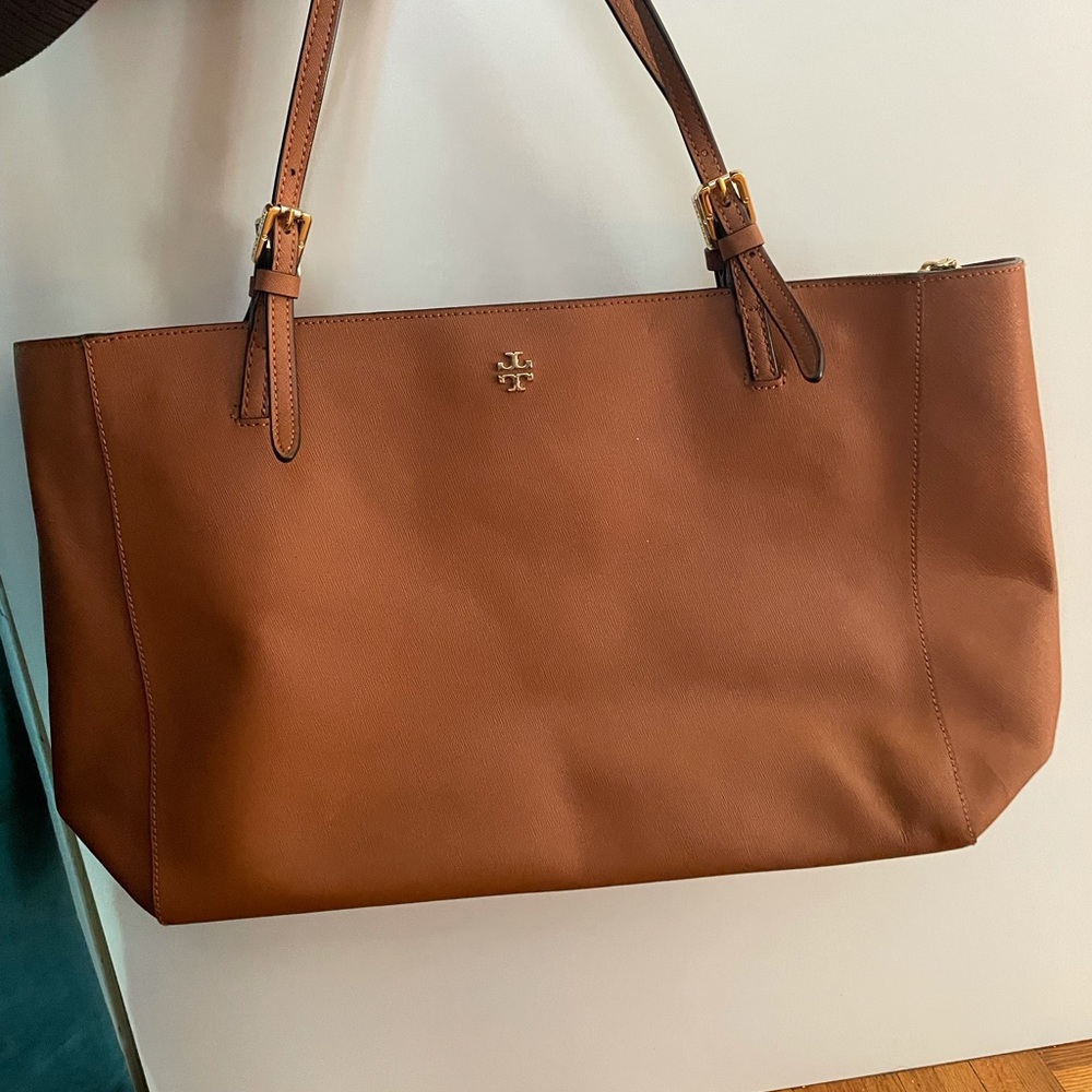 Tory Burch grained leather tote!